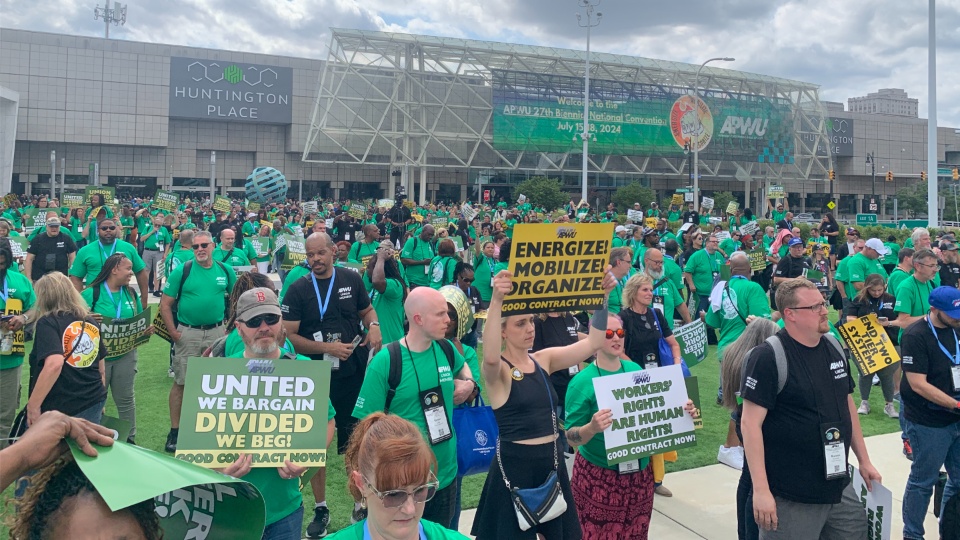 190,000 Postal Workers are engaged in the country’s biggest contract fight